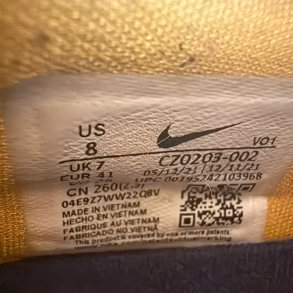 Nike Black and Yellow Sneakers High-Performance Design - Picture 5 of 5